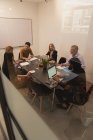 Führungskräfte diskutieren im Besprechungsraum im Büro — Stockfoto
