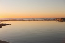 Пейзаж красивого заката над морем — стоковое фото