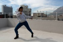 Belle femme décontractée dansant hip hop sur terrasse . — Photo de stock