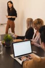 Dirigenti che lavorano sul tavolo in sala conferenze in ufficio — Foto stock