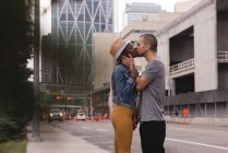 Pareja romántica besándose en la calle en la ciudad — Stock Photo