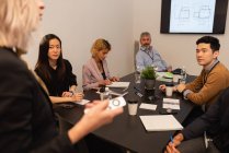 Führungskräfte diskutieren im Konferenzraum im Büro — Stockfoto