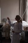 Жінка-працівник перевіряє якість джину на заводі — стокове фото