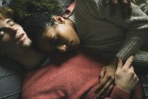 Junges Paar schläft im Schlafzimmer zu Hause — Stockfoto