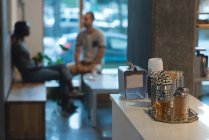 Salz- und Pfefferstreuer auf dem Tresen und Paar im Hintergrund im Café — Stockfoto