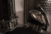 Primo piano del serbatoio della distilleria di metallo lucido in fabbrica — Foto stock