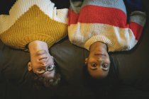 Jovem casal relaxante no quarto em casa — Fotografia de Stock