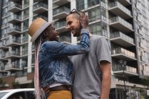 Low angle view of happy couple embracing in city — Stock Photo