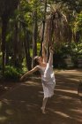 Красива танцівниця міського балету в парку . — стокове фото