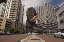 Anmutige urbane Tänzerin übt Tanz in der Stadt. — Stockfoto