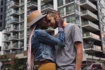 Blick auf ein glückliches Paar, das sich in der Stadt umarmt — Stockfoto