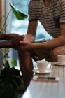 Nahaufnahme eines Paares beim Händchenhalten im Café — Stockfoto