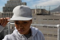 Primo piano di donna casual in posa in cappello sulla terrazza . — Foto stock