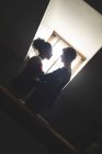 Jeune couple romance à la maison dans rétro-éclairé — Photo de stock