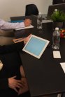 Женщина-исполнительный холдинг цифровой планшет в офисе — стоковое фото
