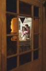 Пара обнимает друг друга на кухне дома — стоковое фото