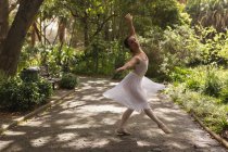 Anmutige urbane Balletttänzerin, die im Park tanzt. — Stockfoto