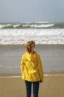 Rückansicht einer rothaarigen Frau, die am Strand steht. — Stockfoto