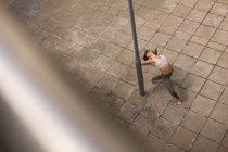 Vista de alto ângulo do dançarino urbano praticando dança na cidade . — Fotografia de Stock