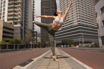 Грациозная городская танцовщица практикующая танец в городе . — стоковое фото