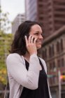 Красивая женщина разговаривает по мобильному телефону в городе — стоковое фото