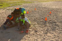Enfants utilisant une tablette numérique dans le sol par une journée ensoleillée — Photo de stock
