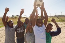 Kinder spielen an einem sonnigen Tag Fußball im Boden — Stockfoto