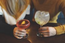 Nahaufnahme eines Paares mit Cocktailglas im Restaurant — Stockfoto