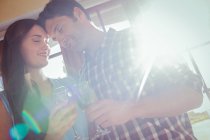 Romantisches Paar prostet Weinglas im Restaurant zu — Stockfoto