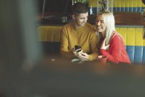 Счастливая пара веселится в кафе — стоковое фото