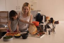Mutter und Tochter bereiten zu Hause in der Küche Essen zu — Stockfoto