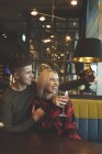 Щаслива пара приймає селфі в ресторані — стокове фото