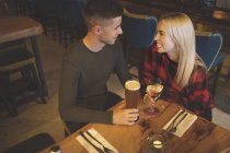 Vista ad alto angolo di coppia che beve nel ristorante — Foto stock