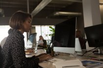 Esecutivo femminile che lavora al desktop in ufficio — Foto stock