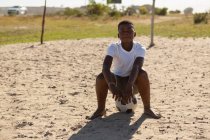 Портрет хлопчика, що сидить на футболі в землі — стокове фото