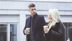 Giovane coppia che interagisce mentre prende un caffè — Foto stock