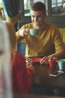Счастливая пара пьет кофе в кафе — стоковое фото