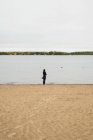 Visão traseira da mulher em pé perto da ribeira — Fotografia de Stock