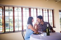 Casal romântico tendo vinho no restaurante — Fotografia de Stock