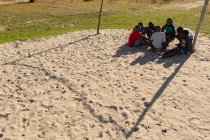 Дети отдыхают в земле в солнечный день — стоковое фото