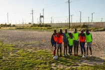 Bambini in piedi nel terreno in una giornata di sole — Foto stock