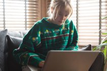 Bella donna che utilizza il computer portatile in soggiorno a casa — Foto stock