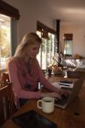 Красива жінка, використовуючи ноутбук на дому — стокове фото