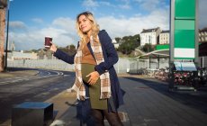 Bella donna incinta che saluta alla fermata dell'autobus — Foto stock