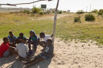 Bambini che si rilassano nel terreno in una giornata di sole — Foto stock