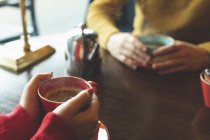 Nahaufnahme eines Paares beim Kaffee im Café — Stockfoto