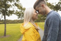 Couple heureux embrasser dans le parc — Photo de stock