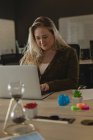 Esecutivo femminile che utilizza laptop in ufficio — Foto stock
