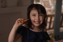Glückliches Mädchen mit süßem Essen zu Hause — Stockfoto