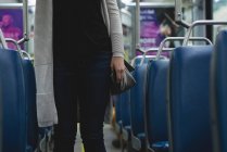 Partie médiane de la femme voyageant en train — Photo de stock